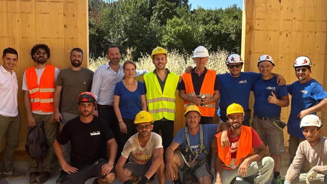 Il sopralluogo al cantiere per costruire il nuovo polo scolastico 0-6: arrivate in via di Belmonte le pareti in legno della struttura