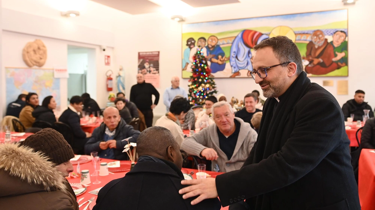 Don Marco Briziarelli, direttore della Caritas, durante il consueto pranzo di Natale offerto dal vescovo. ai bisognosi e alle persone sole Don Marco Briziarelli, direttore della Caritas, durante il consueto pranzo di Natale offerto dal vescovo. ai bisognosi e alle persone sole