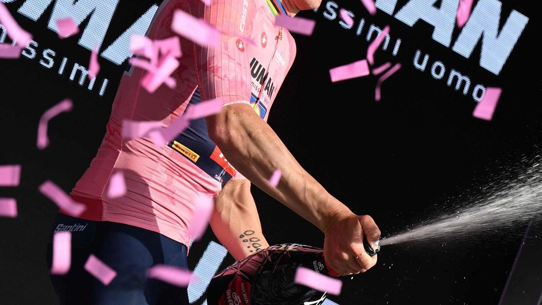 Mercoledì la carovana rosa torna in Garfagnana con passaggi a Castelnuovo. Castiglione e poi la salita di San Pellegrino in Alpe e il valico degli Appennini. Mercoledì la carovana rosa torna in Garfagnana con passaggi a Castelnuovo. Castiglione e poi la salita di San Pellegrino in Alpe e il valico degli Appennini.