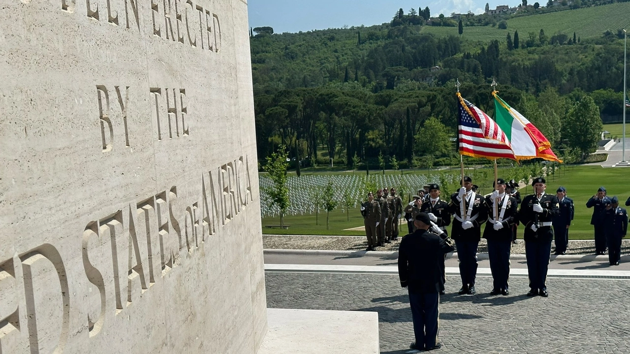 Una cerimonia al cimitero americano di Firenze Una cerimonia al cimitero americano di Firenze