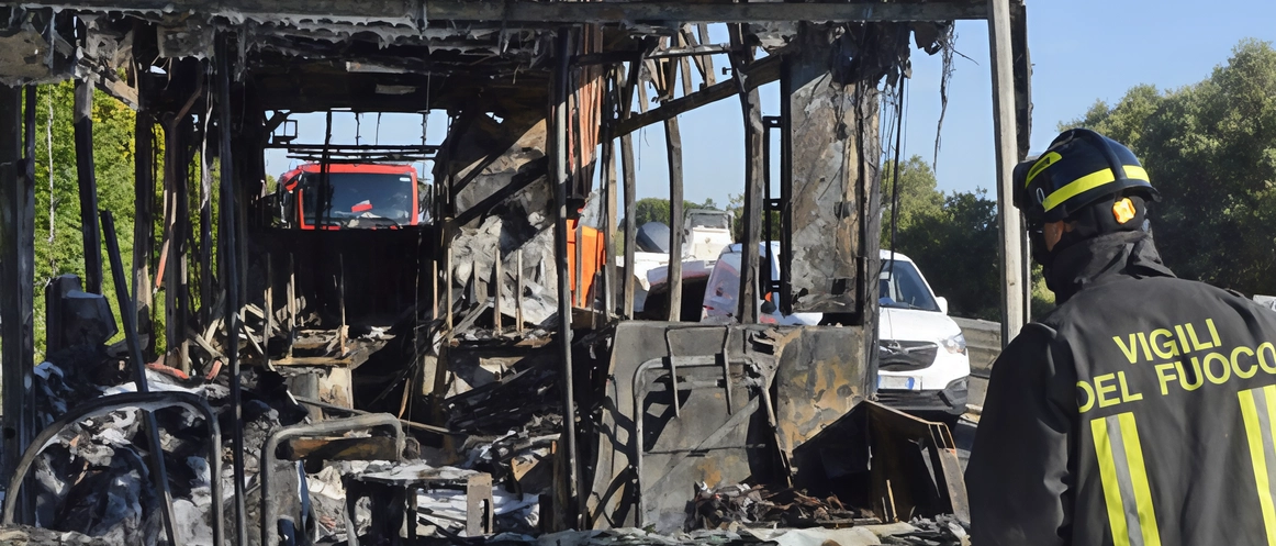 Bus in fiamme sull’Aurelia, traffico in tilt