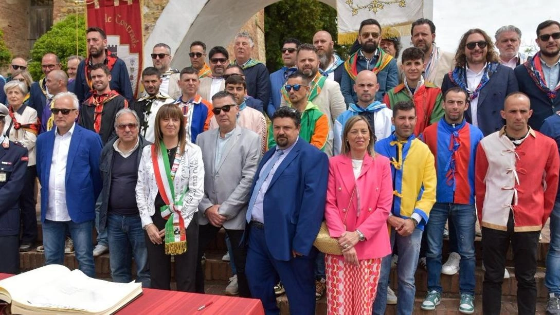 Il momento della firma dei fantini ieri mattina al Parco Corsini Il momento della firma dei fantini ieri mattina al Parco Corsini