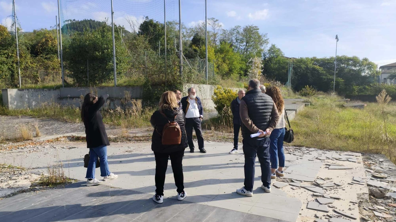 Da luogo di aggregazione e attività sportiva al degrado più totale "Valuteremo come intervenire affinché il bando rifletta le attuali condizioni". I redidenti: "Siamo arrabbiati, tante promesse ma non è stato fatto nulla". Da luogo di aggregazione e attività sportiva al degrado più totale "Valuteremo come intervenire affinché il bando rifletta le attuali condizioni". I redidenti: "Siamo arrabbiati, tante promesse ma non è stato fatto nulla".