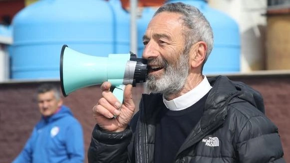 La notizia ha raggiunto Don Donato Agostinelli, mentre si trovava in ritiro con cento volontari del Gruppo Shalom