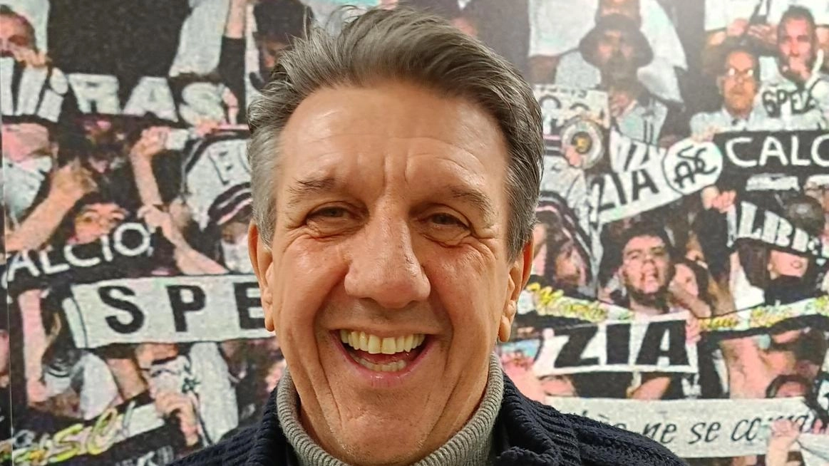 I tifosi dello Spezia esultano per le prestazioni della squadra, criticando il divieto di trasferta a Genova. I tifosi dello Spezia esultano per le prestazioni della squadra, criticando il divieto di trasferta a Genova.