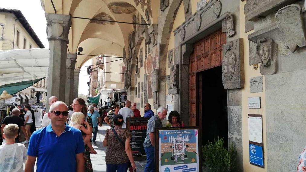 https://www.lanazione.it/image-service/view/acePublic/alias/contentid/Nzg2ZWNkMmYtZDIyMy00/0/loggiato-di-palazzo-darnolfo-centomila-euro-per-restaurarlo.jpeg?f=16:9&w=1200&h=630