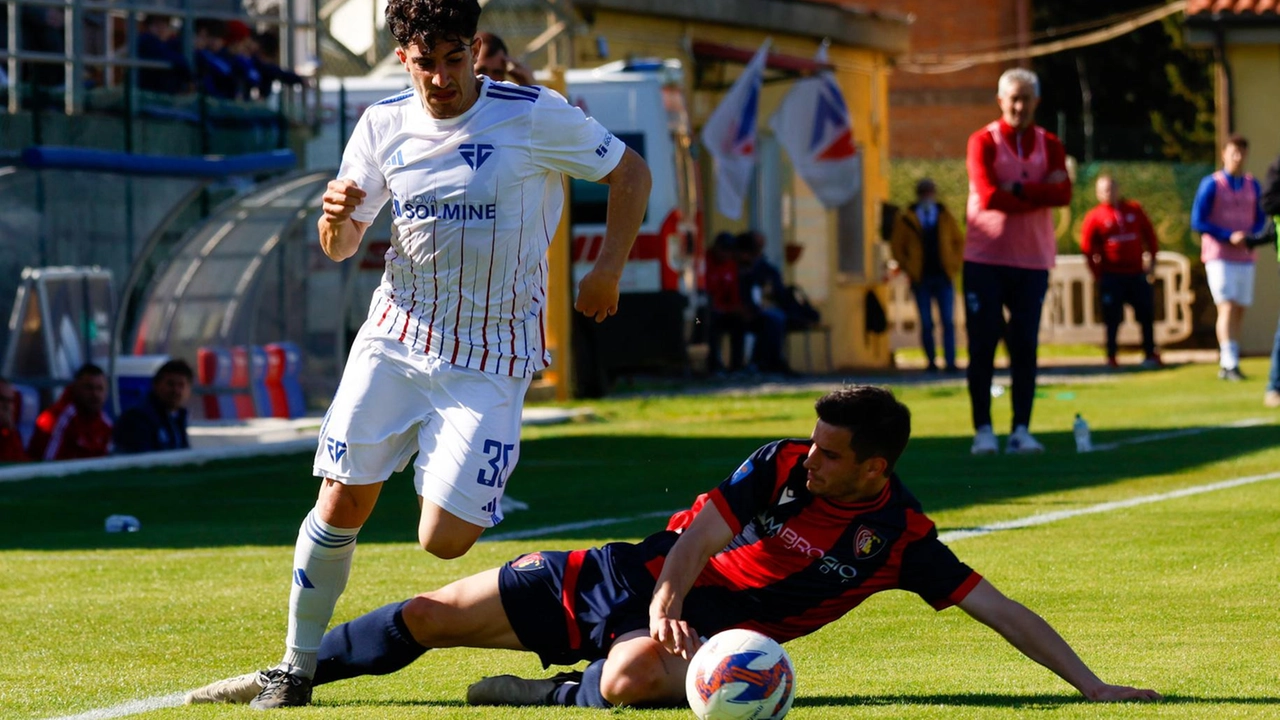 Una fase della partita pareggiata dal Montevarchi in casa del Follonica Gavorrano
