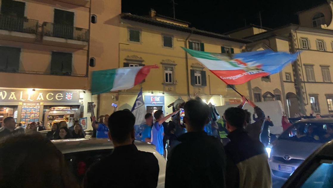 https://www.lanazione.it/image-service/view/acePublic/alias/contentid/Nzg3OTNiOTEtMDRiOS00/0/i-tifosi-del-napoli-in-piazza-mercatale.jpeg?f=16:9&w=1200&h=630