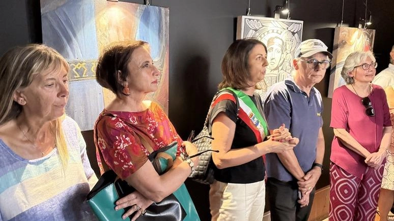 L’inaugurazione della mostra “San Cristoforo di Barga – La Statua di Legno nella Luce e nel Tempo“ di Keane, nell’atrio di Palazzo Pancrazi L’inaugurazione della mostra “San Cristoforo di Barga – La Statua di Legno nella Luce e nel Tempo“ di Keane, nell’atrio di Palazzo Pancrazi