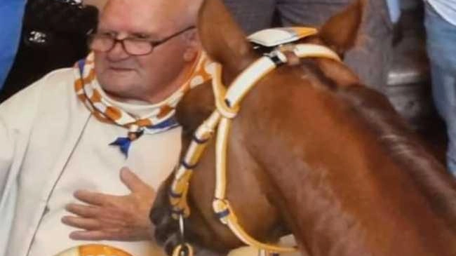 Don Vittorio Lorenzetti, storico correttore del Leocorno di Siena, viene ricordato con affetto per la sua generosità e dedizione alla Contrada. I funerali si terranno oggi a Pescia, dove si trovava da tempo. Don Vittorio Lorenzetti, storico correttore del Leocorno di Siena, viene ricordato con affetto per la sua generosità e dedizione alla Contrada. I funerali si terranno oggi a Pescia, dove si trovava da tempo.