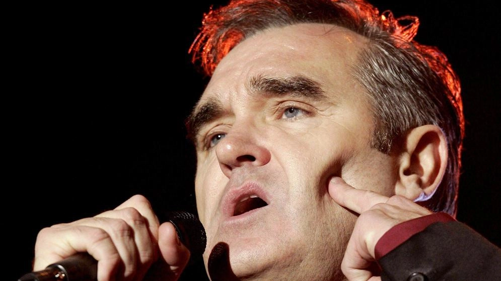 Morrissey, ex voce degli Smiths, ripreso durante un suo concerto