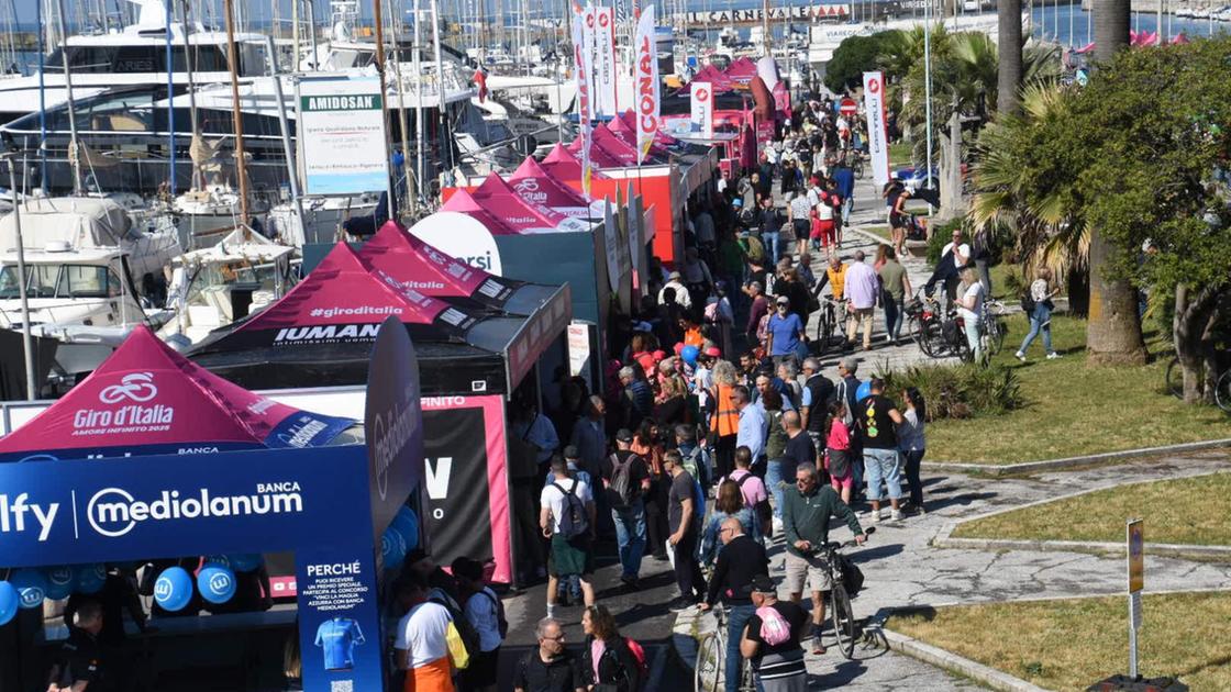 https://www.lanazione.it/image-service/view/acePublic/alias/contentid/Nzg4MDBkNzItOTAxMi00/0/giro-d-italia-la-partenza-della-tappa-dalla-darsena-di-viareggio-foto-umicini.jpeg?f=16:9&w=1200&h=630