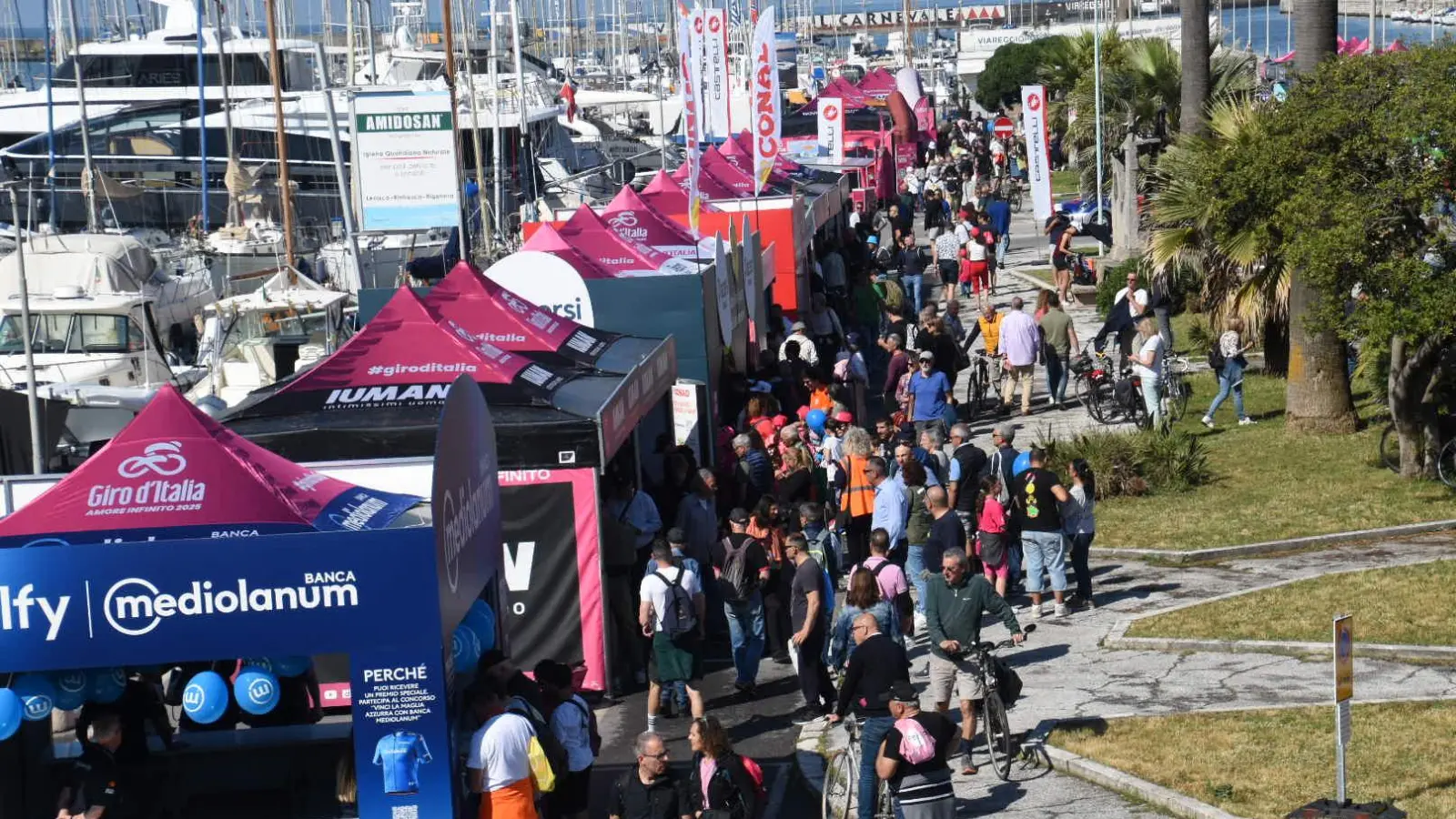 Una cartolina rosa dal mare: Giro d’Italia, Viareggio in festa per la partenza dalla Darsena