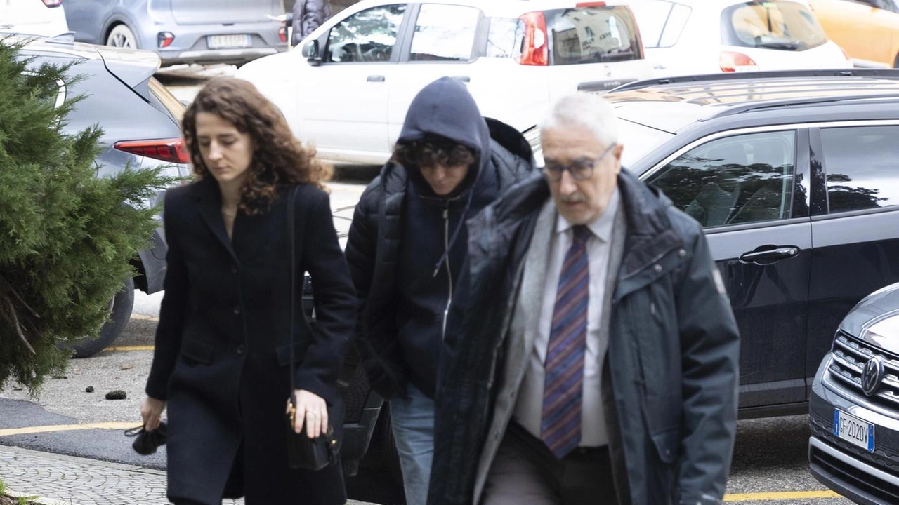 La famiglia di Capovani con l’avvocato Del Corso e l’abbraccio tra amici e colleghi (. fotoservizio Del Punta per Valtriani La famiglia di Capovani con l’avvocato Del Corso e l’abbraccio tra amici e colleghi (. fotoservizio Del Punta per Valtriani