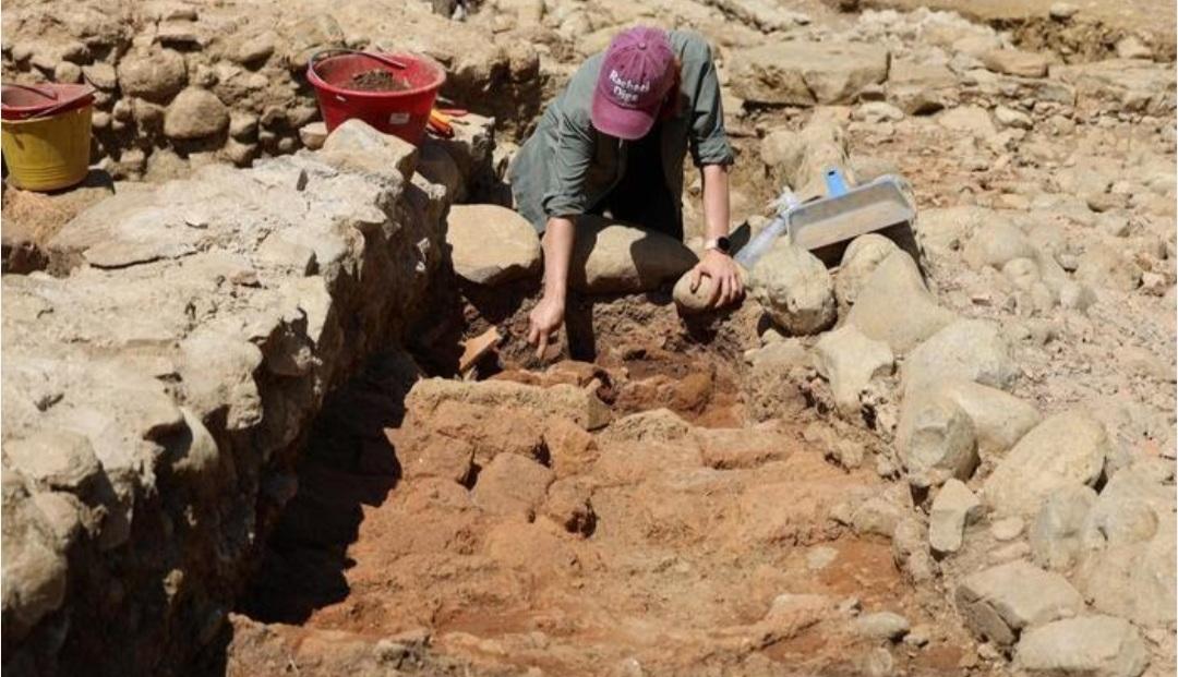 Fornace etrusca emerge durante gli scavi archeologici: il piano di cottura è ben conservato Fornace etrusca emerge durante gli scavi archeologici: il piano di cottura è ben conservato