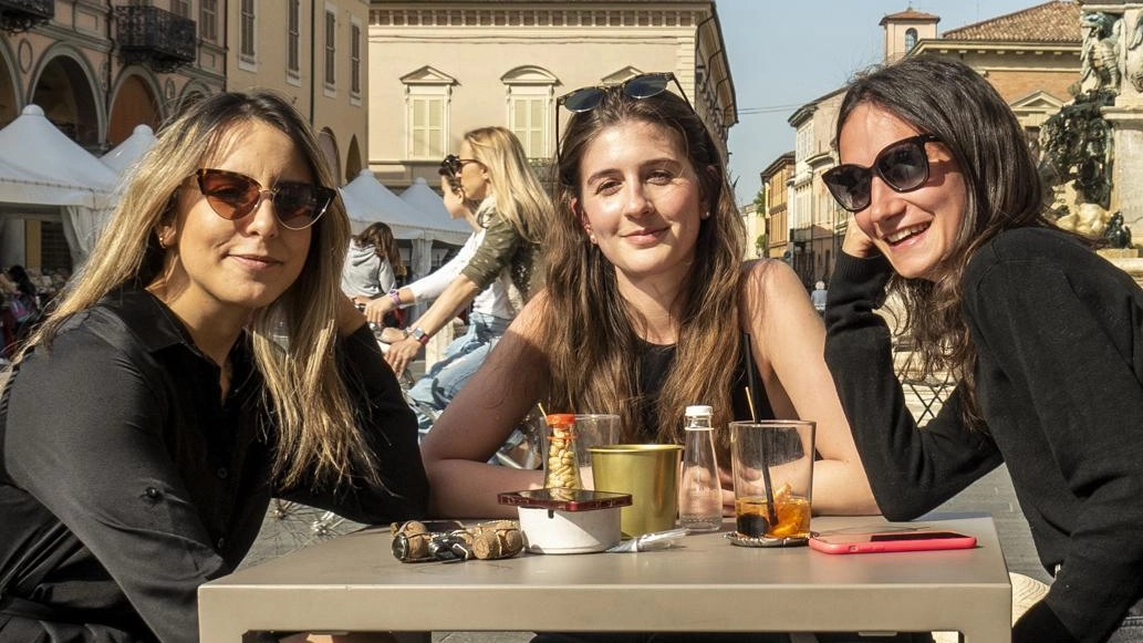 La giunta comunale ha deciso di concedere l’occupazione del suo pubblico a un prezzo agevolato. Una decisione per incentivare i tavolini all’aperto durante la stagione estiva in modo da attrarre turisti