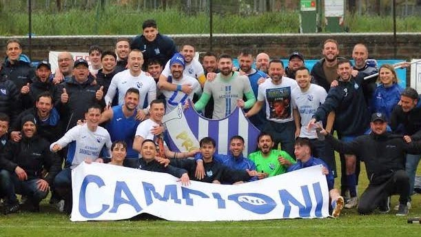 I «campioni» dell’Ads Società Polisportiva. Acquaviva che ha appena conquistato la Promozione vincendo la Prima Categoria