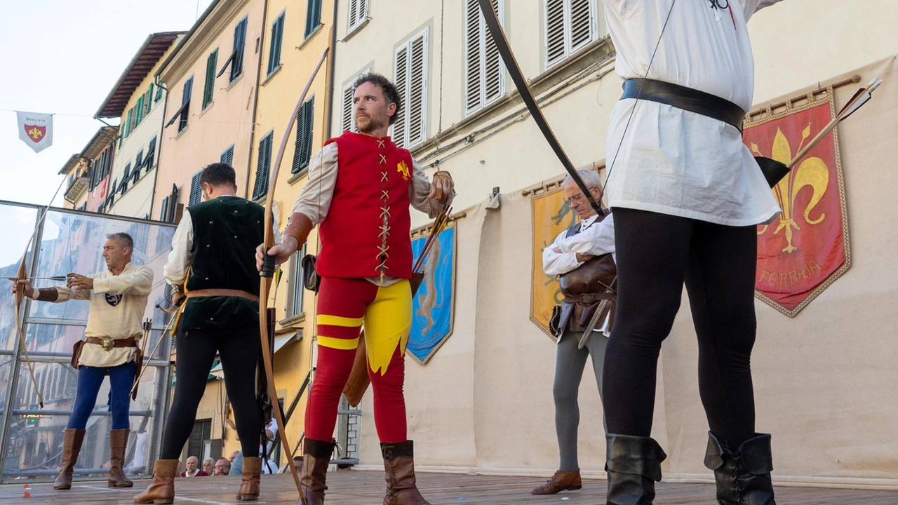 Mancano otto giorni, al momento in cui i quattro arcieri selezionati dai capitani dei rioni Ferraia, San Michele e San... Mancano otto giorni, al momento in cui i quattro arcieri selezionati dai capitani dei rioni Ferraia, San Michele e San...
