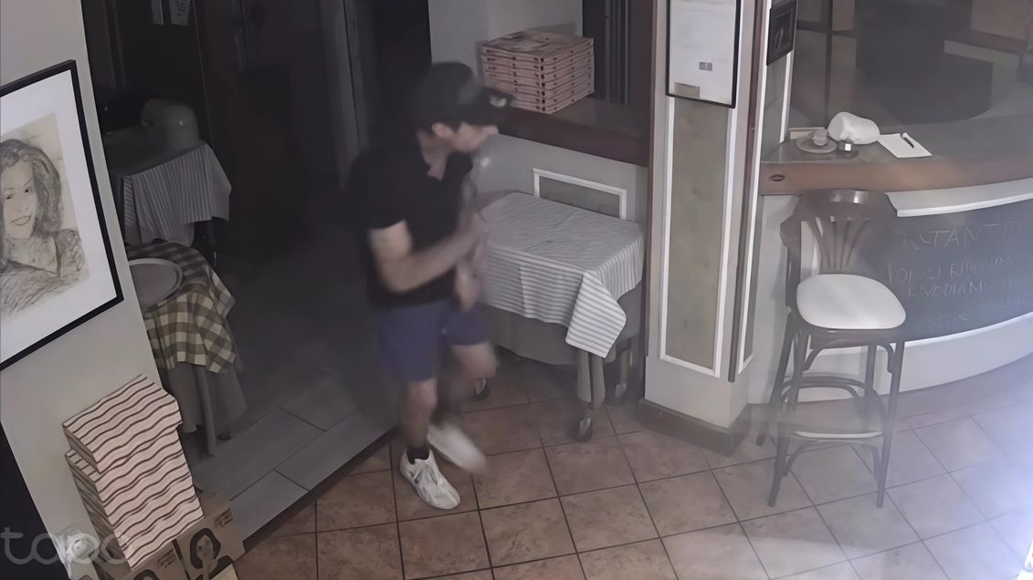 Un fermo-immagine del video girato al Club 129 con un ladro che scappa