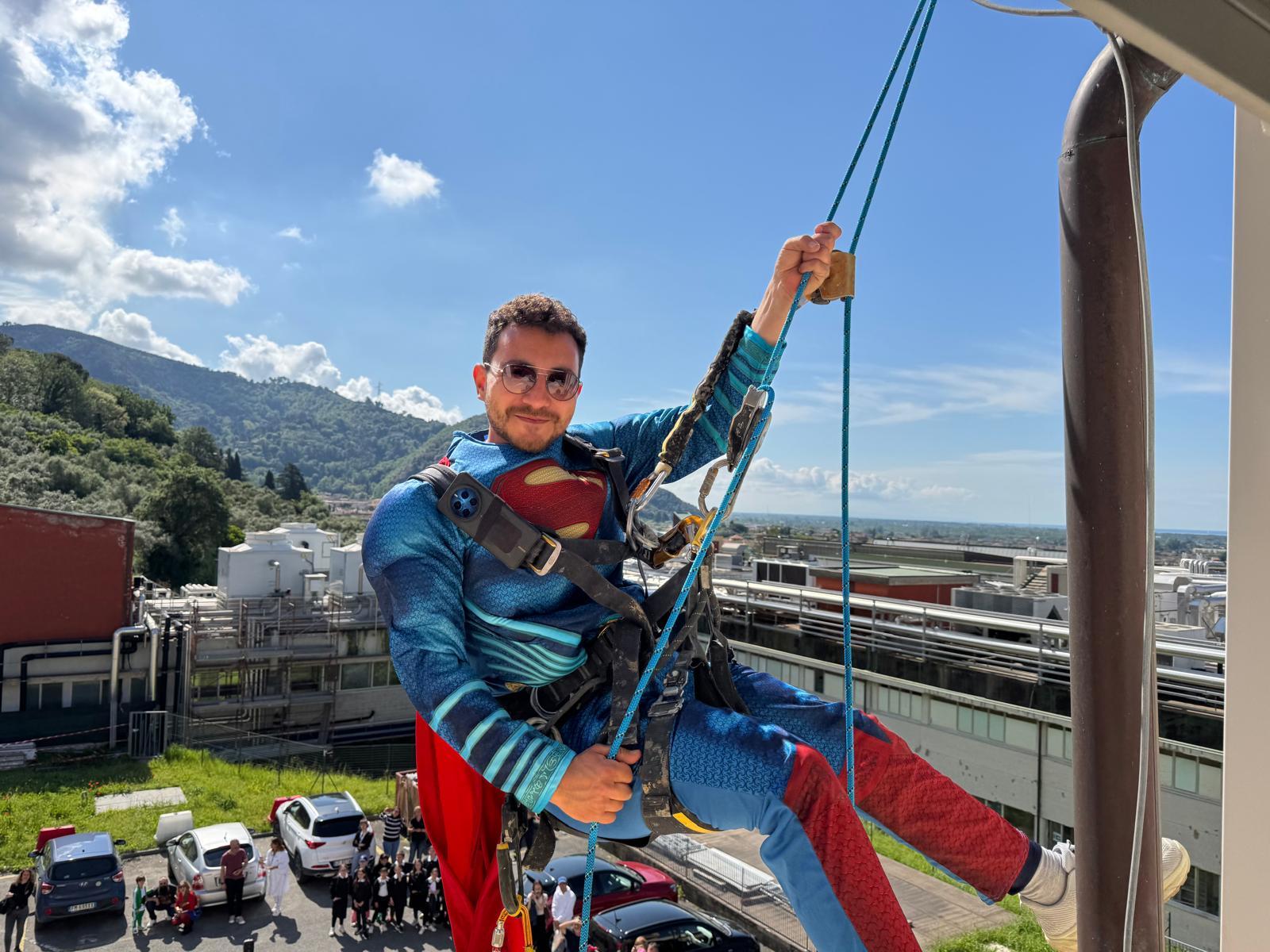 Le supereroine e i supereroi più amati dai bambini sono scesi dal tetto dell’Ospedale sorprendendo i piccoli e le loro famiglie affacciati alle finestre