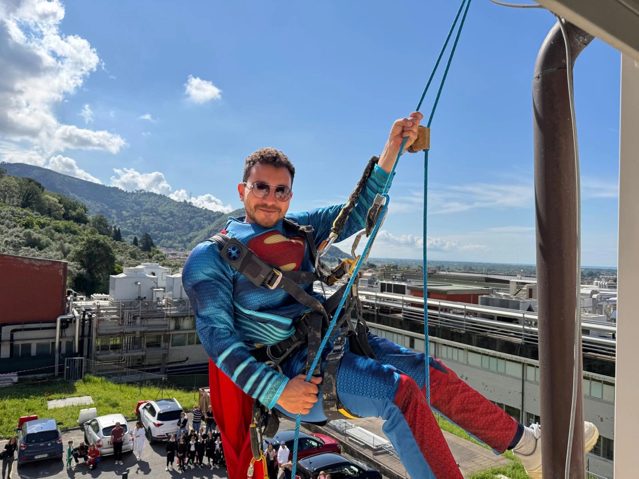 Le supereroine e i supereroi più amati dai bambini sono scesi dal tetto dell’Ospedale sorprendendo i piccoli e le loro famiglie affacciati alle finestre