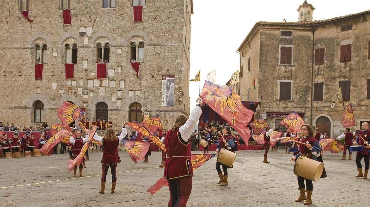 Gli Sbandieratori Massetani sono conosciuti su tutto il territorio nazionale per la loro abilità La loro storia è lunga 60 anni Gli Sbandieratori Massetani sono conosciuti su tutto il territorio nazionale per la loro abilità La loro storia è lunga 60 anni