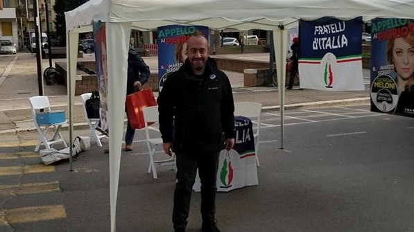 Maurizio Leoni al gazebo di Fratelli d'Italia