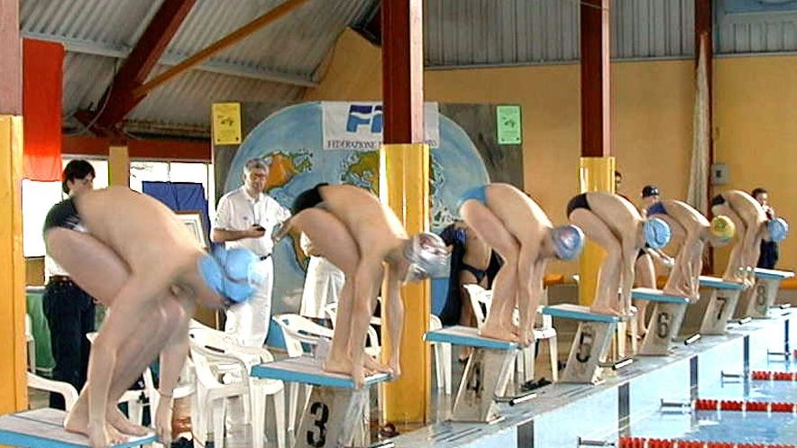 I lavori alla piscina non sono mai decollati, ma il Comune ha transennato i posteggi per far posto a un cantiere aperto e subito richiuso per motivi tecnici I lavori alla piscina non sono mai decollati, ma il Comune ha transennato i posteggi per far posto a un cantiere aperto e subito richiuso per motivi tecnici