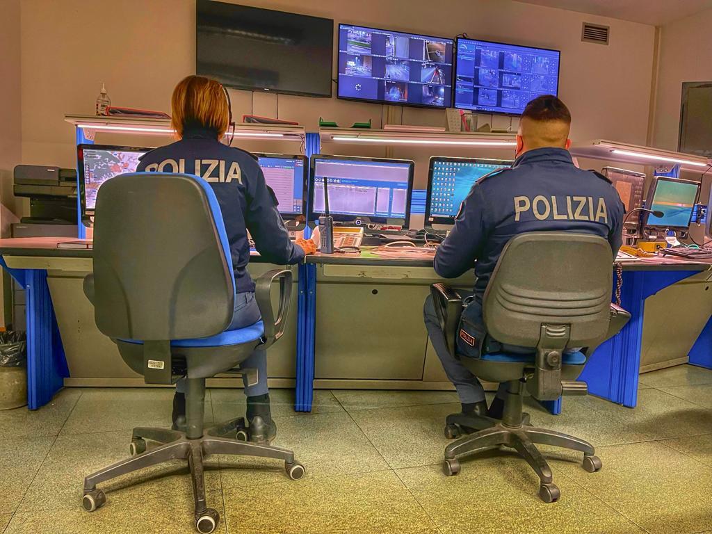 uomo di 55 anni minaccia di buttarsi sotto il treno il fratello allerta la questura salvato dai poliziotti