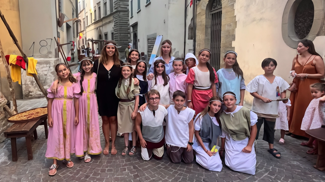 Un gruppo di giovanissimi del rione Prato nella rievocazione rinascimentale Un gruppo di giovanissimi del rione Prato nella rievocazione rinascimentale