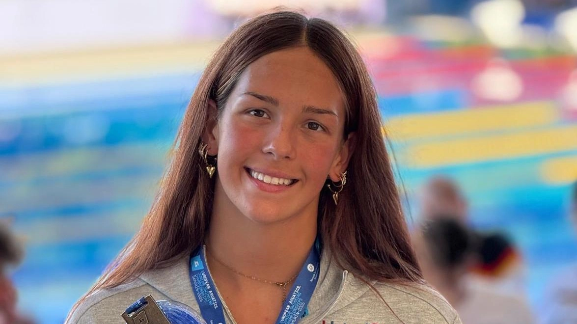 Una luccicante medaglia di bronzo vinta a Otopeni (Romania) ai campionati mondiali juniores di nuoto nella 4x200 stile libero. A... Una luccicante medaglia di bronzo vinta a Otopeni (Romania) ai campionati mondiali juniores di nuoto nella 4x200 stile libero. A...