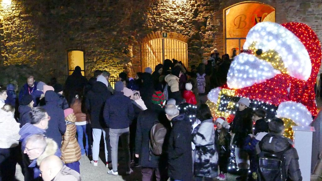 La festa funziona: boom di arrivi in particolare da Roma, attese già da giovedì comitive in forze da tutta Italia. Lunghe code dentro la Fortezza, locali al lavoro in attesa del vero assalto, auto fino alle pendici della rocca. La festa funziona: boom di arrivi in particolare da Roma, attese già da giovedì comitive in forze da tutta Italia. Lunghe code dentro la Fortezza, locali al lavoro in attesa del vero assalto, auto fino alle pendici della rocca.