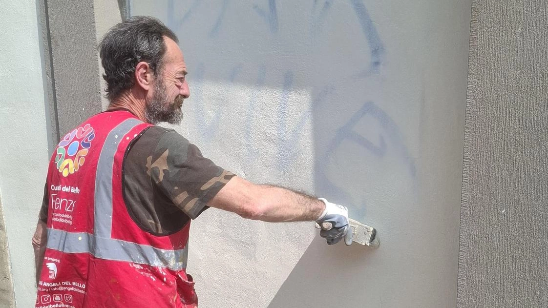 L’edificio storico, vandalizzato con le stesse scritte, era stato pulito un mese fa L’edificio storico, vandalizzato con le stesse scritte, era stato pulito un mese fa