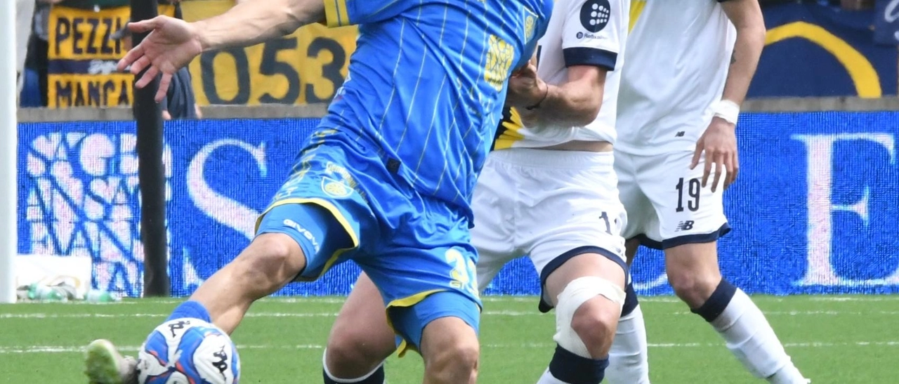 Carrarese-Modena 2-1: Vittoria sofferta e salvezza per gli azzurri in dieci uomini