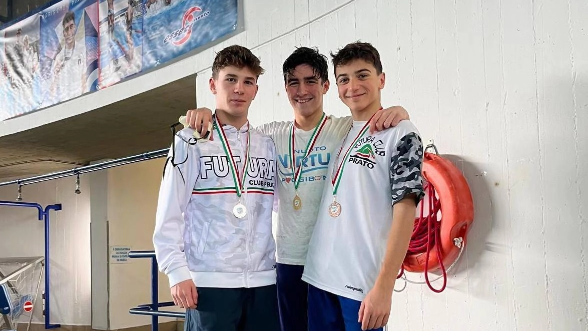 Alessio Rotani e Leonardo Giusti, giovani nuotatori della Futura con Andrea Muciarelli. della Virtus Poggibonsi Alessio Rotani e Leonardo Giusti, giovani nuotatori della Futura con Andrea Muciarelli. della Virtus Poggibonsi