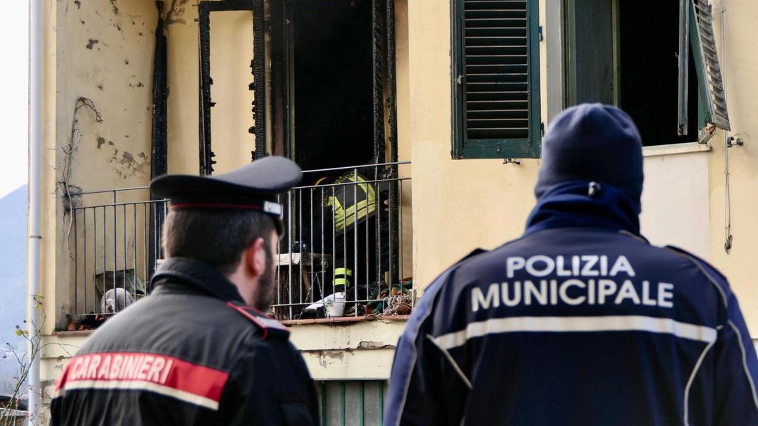 Le fiamme sono scoppiate ieri mattina nell’appartamento di una palazzina Epp in via Manzoni. La vittima, 81 anni, era inferma da tempo. Inutili i soccorsi, in due finiscono all’ospedale . Le fiamme sono scoppiate ieri mattina nell’appartamento di una palazzina Epp in via Manzoni. La vittima, 81 anni, era inferma da tempo. Inutili i soccorsi, in due finiscono all’ospedale .