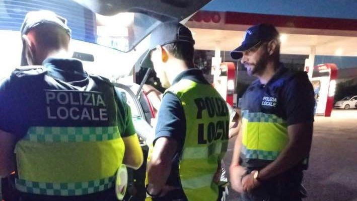 Agenti della Polizia locale all’opera nel centro storico di Città di Castello Agenti della Polizia locale all’opera nel centro storico di Città di Castello