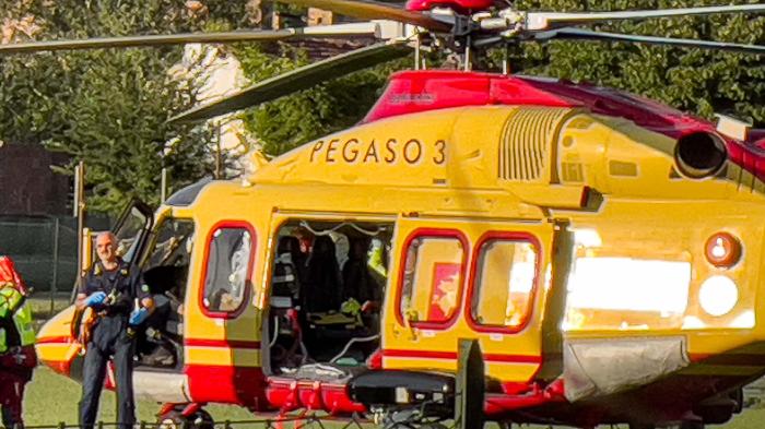 incidente anche 2 bambini coinvolti auto contro albero arrivano gli elisoccorso