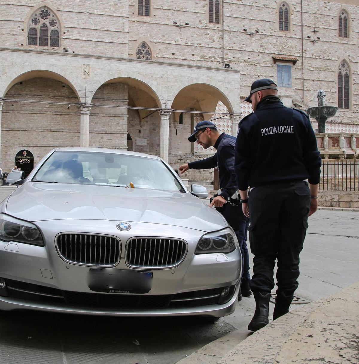 https://www.lanazione.it/image-service/view/acePublic/alias/contentid/NzhiMjE1Y2QtNjc0MC00/0/ultimatum-al-comune-sulla-sosta-selvaggia-non-si-e-fatto-ancora-nulla.jpeg?f=1.91:1&w=1200