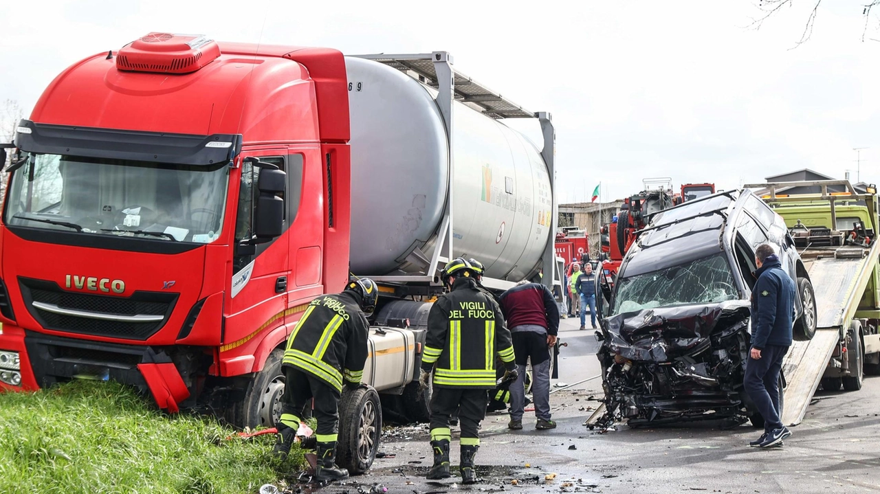 L’auto è andata completamente distrutta. I vigili del fuoco sono intervenuti per rimuovere i mezzi, aiutare i soccorritori e mettere in sicurezza l’area (Gasperini/FotocronacheGermogli) L’auto è andata completamente distrutta. I vigili del fuoco sono intervenuti per rimuovere i mezzi, aiutare i soccorritori e mettere in sicurezza l’area (Gasperini/FotocronacheGermogli)