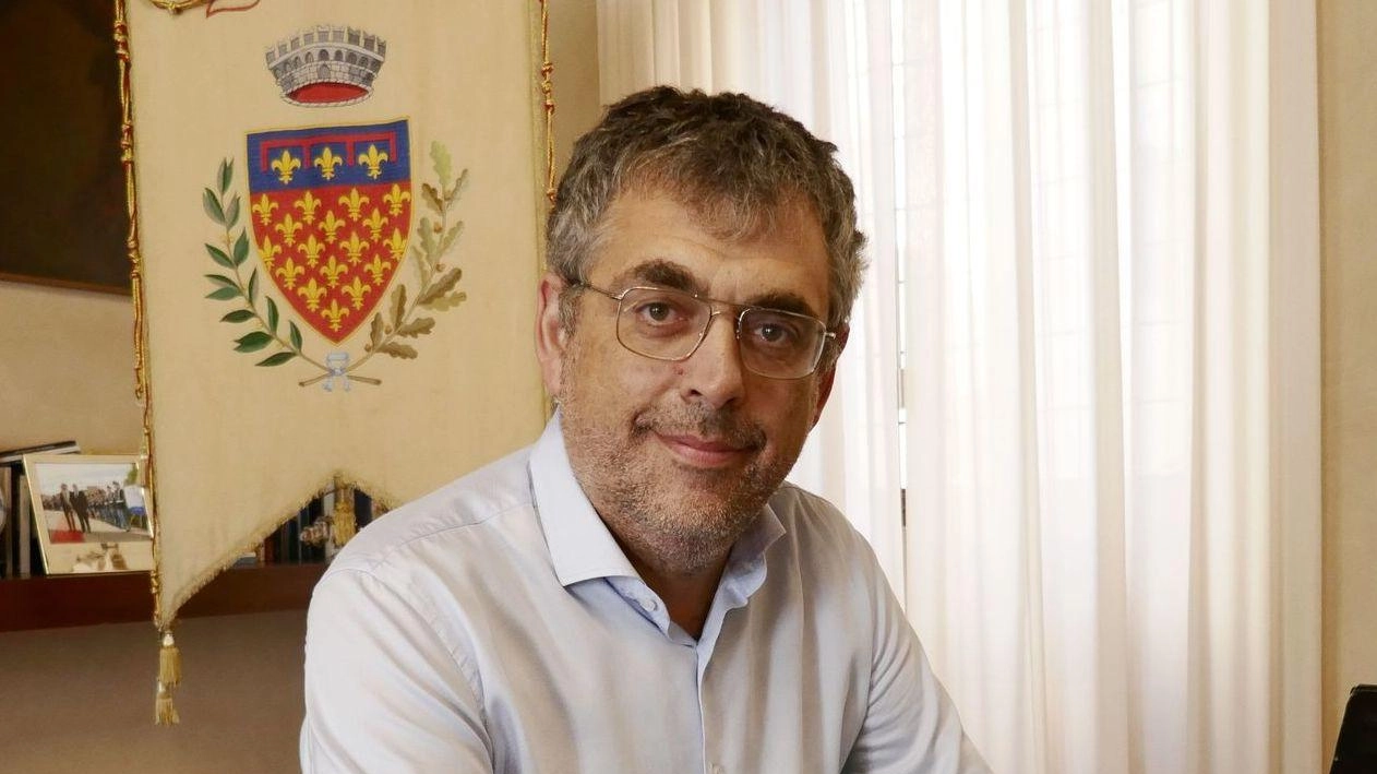 Il vicesindaco Simone Faggi ha incontrato in Comune i rappresentanti delle associazioni cinesi per il problema degli scarti tessili Il vicesindaco Simone Faggi ha incontrato in Comune i rappresentanti delle associazioni cinesi per il problema degli scarti tessili
