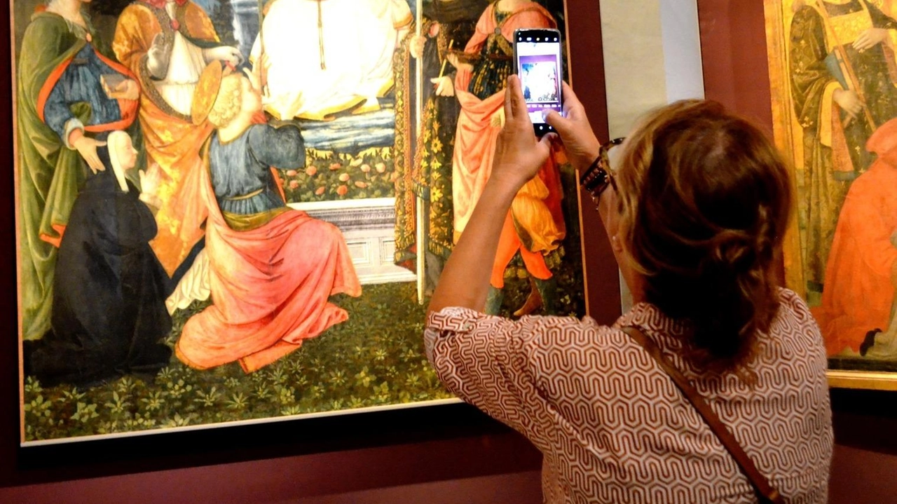 La Madonna della Cintola di Filippo Lippi a Palazzo Pretorio. A destra il vescovo Nerbini mostra la Cintola dal pulpito di Donatello La Madonna della Cintola di Filippo Lippi a Palazzo Pretorio. A destra il vescovo Nerbini mostra la Cintola dal pulpito di Donatello