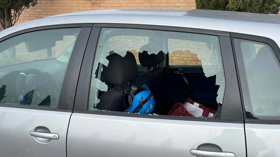 La Polo Volkswagen con il vetro rotto davanti al cimitero di San Rocco La Polo Volkswagen con il vetro rotto davanti al cimitero di San Rocco