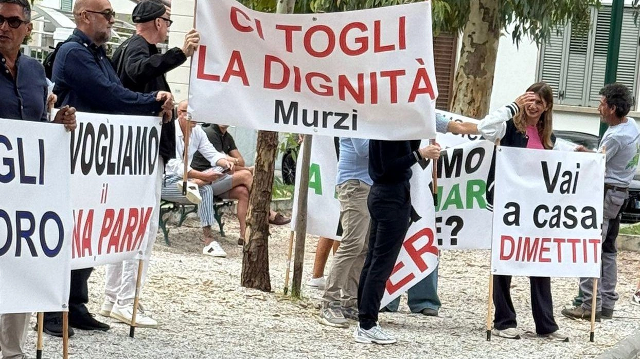 La manifestazione di protesta messa in atto domenica mattina dai lavoratori dell’indotto contro il taglio alle feste in spiaggia