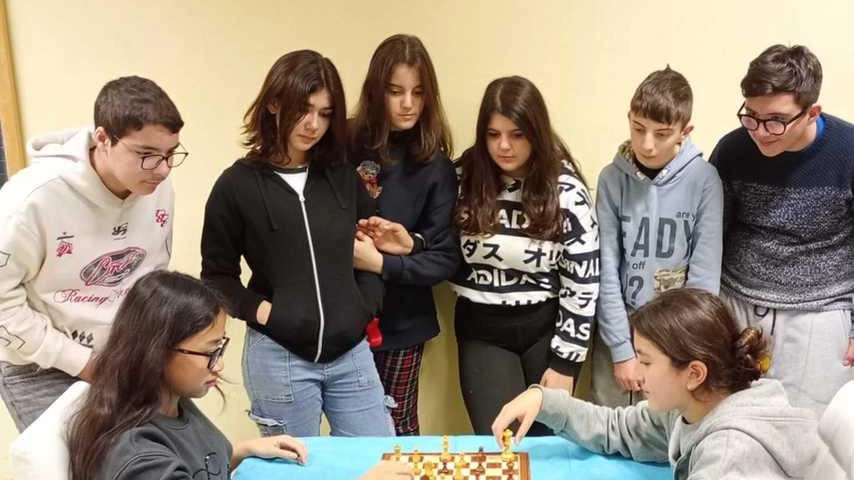 Una partita a scacchi richiede riflessione, analisi e capacità di prevedere le mosse altrui Una partita a scacchi richiede riflessione, analisi e capacità di prevedere le mosse altrui