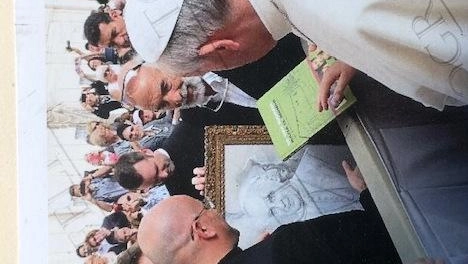Il pittore Lorenzo D’Andrea mentre dona a Papa Francesco il ritratto del Pontefice da lui realizzato