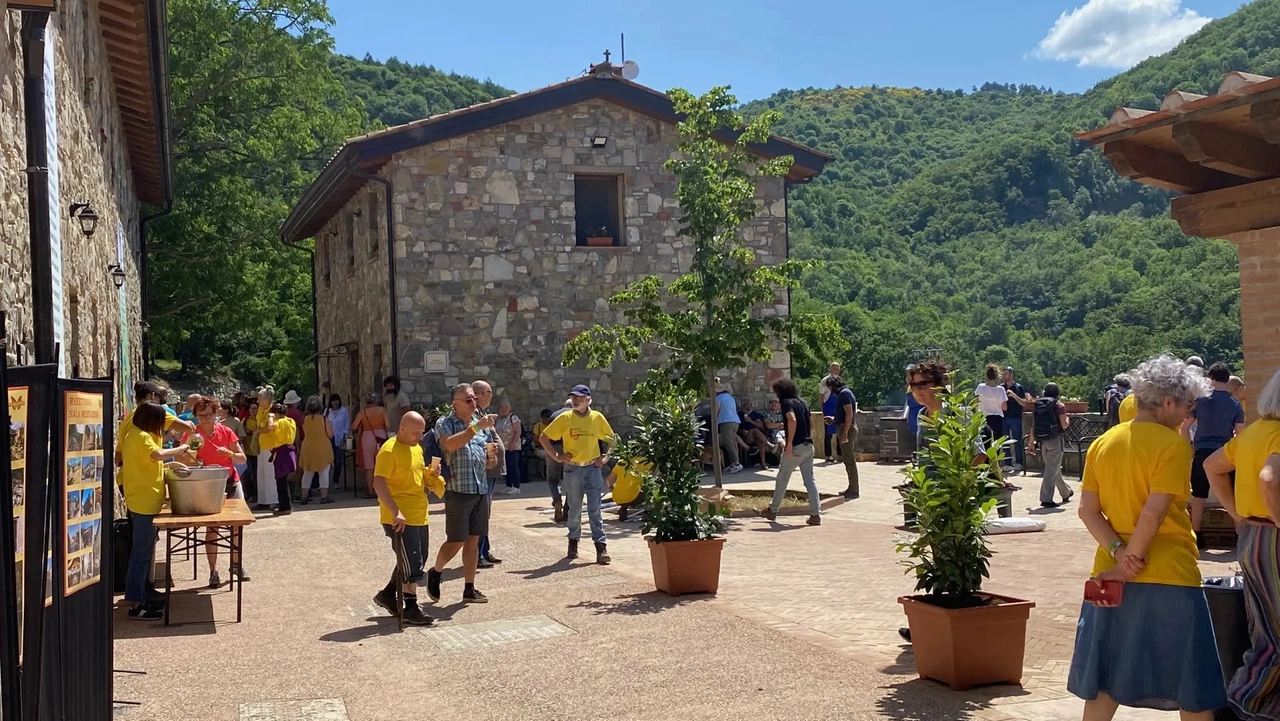 L’antica piazza di Fossato, frazione del comune di Cantagallo, a 750 metri di altezza, in cui si trova il Ristoro del borgo, bar e bottega di generi alimentari di prima necessità, che chiuderà i battenti definitivamente alla fine di ottobre L’antica piazza di Fossato, frazione del comune di Cantagallo, a 750 metri di altezza, in cui si trova il Ristoro del borgo, bar e bottega di generi alimentari di prima necessità, che chiuderà i battenti definitivamente alla fine di ottobre