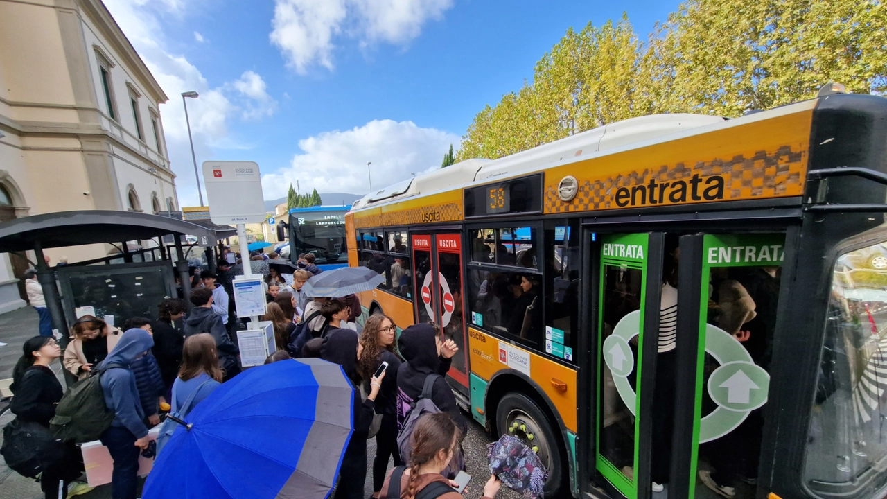 Una scena “ordinaria” alla fermata di un autobus (foto di repertorio) Una scena “ordinaria” alla fermata di un autobus (foto di repertorio)