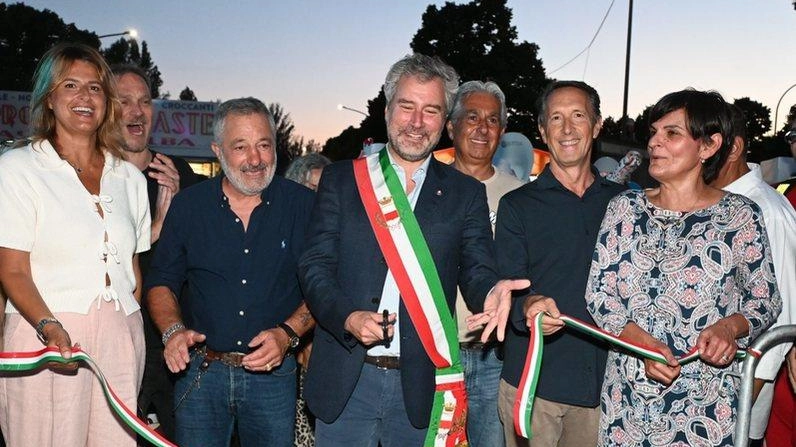 Il taglio del nastro simbolico del sindaco e giunta per il Settembre Lucchese 2025