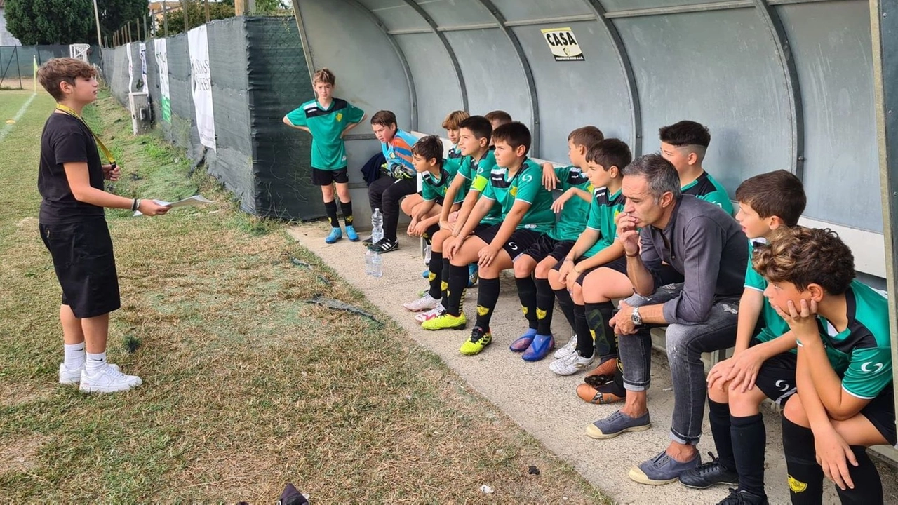 Alessandro Costoli, 14 anni, a colloquio con i ragazzi dell’Under 12 dell’Avane Alessandro Costoli, 14 anni, a colloquio con i ragazzi dell’Under 12 dell’Avane